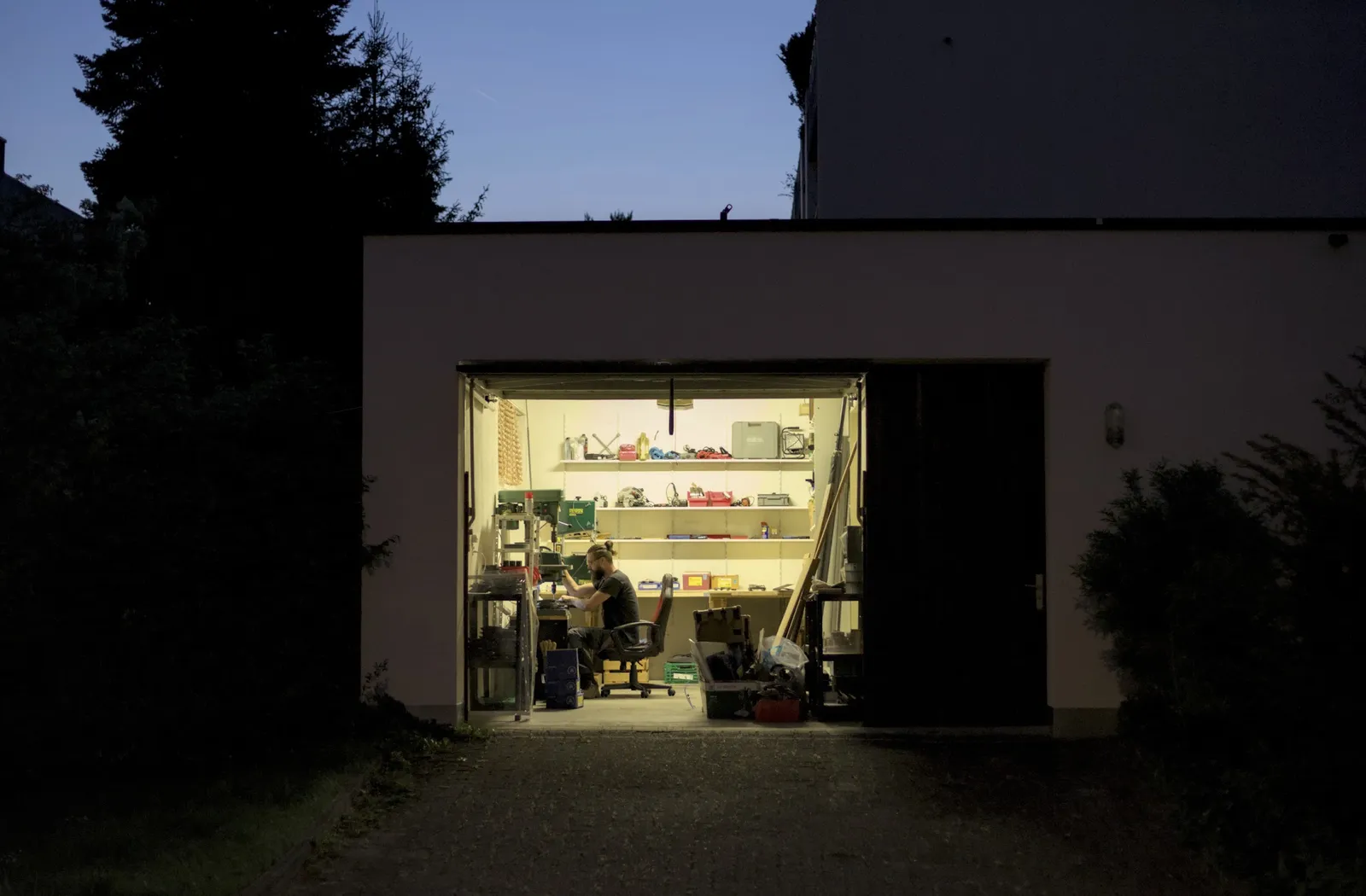 Warm beleuchtete Werkstatt am Abend bei Vorbereitungsarbeiten
