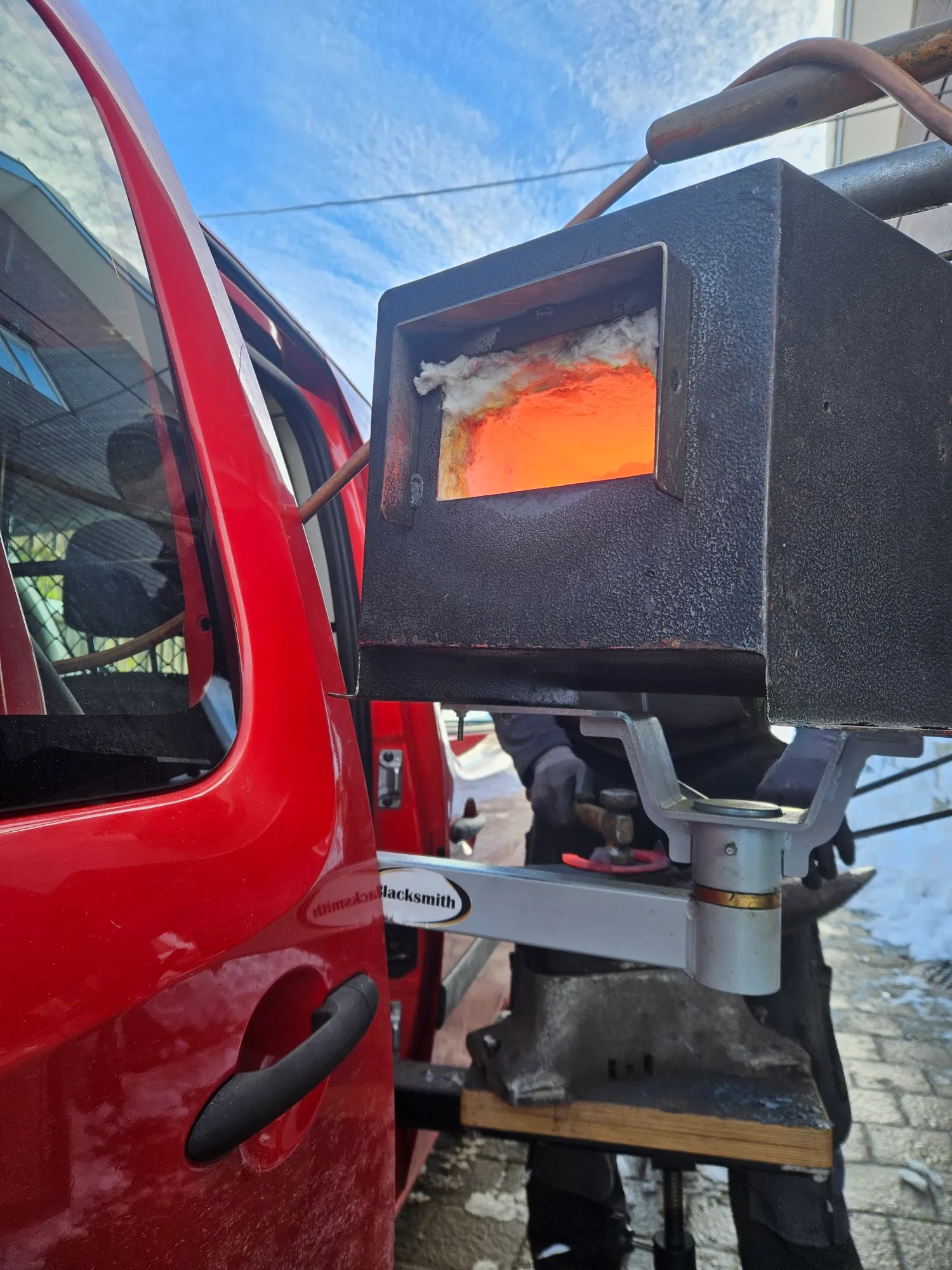 Mobile Gas-Esse mit glühender Brennkammer im Hufschmied-Werkstattfahrzeug